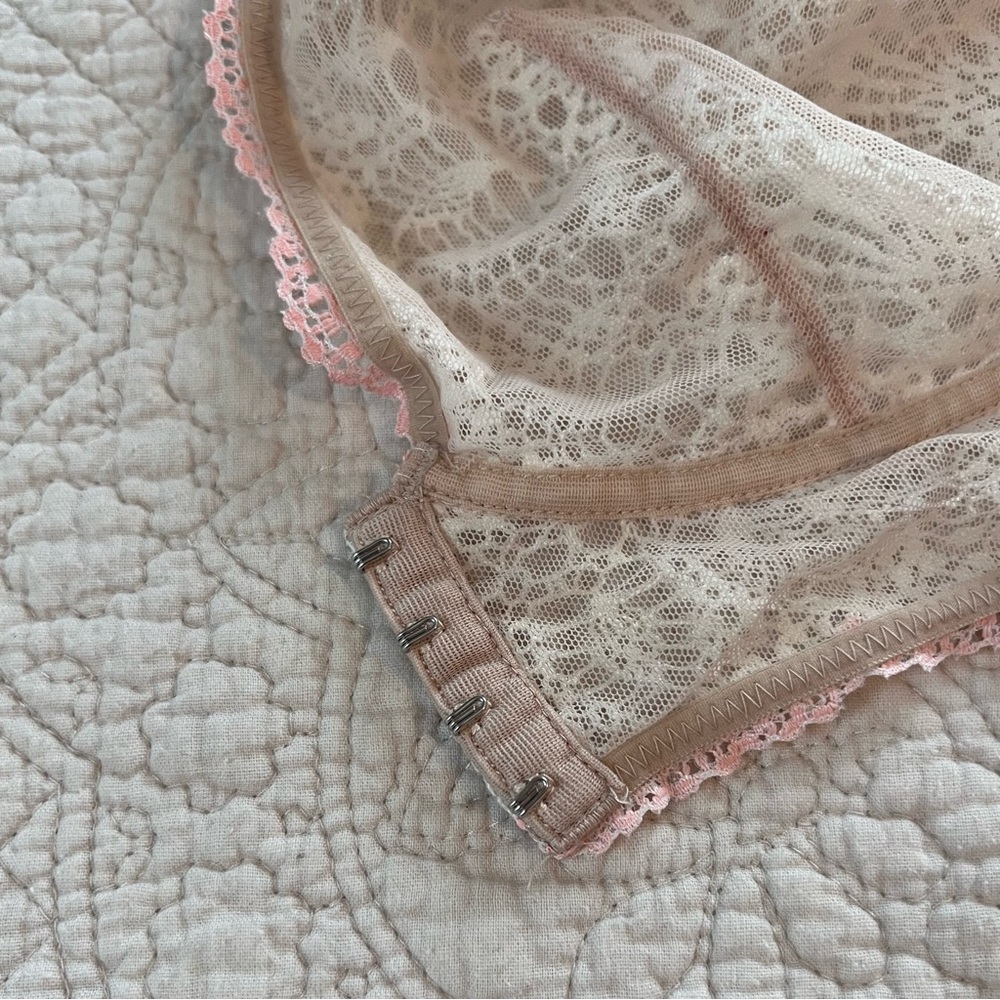 Victoria’s Secret: Double Lined White Front Clasp Lace Bralette Size Large - Picture 7 of 9